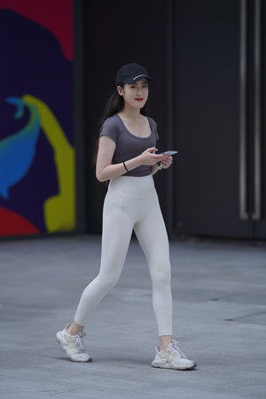 一男一女在房子里打扑克牌图片