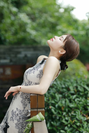两个动漫女生操
