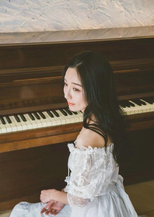 美女偷看