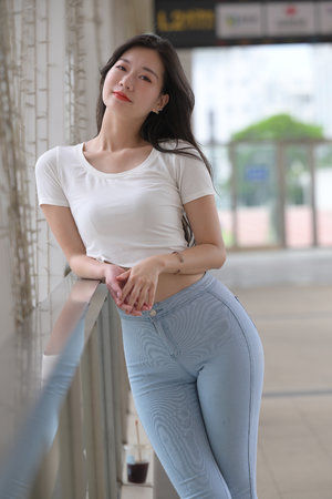 小蜜被两老头吸奶