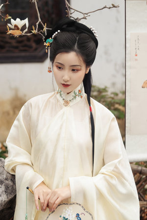 柔和灰的色系呈现